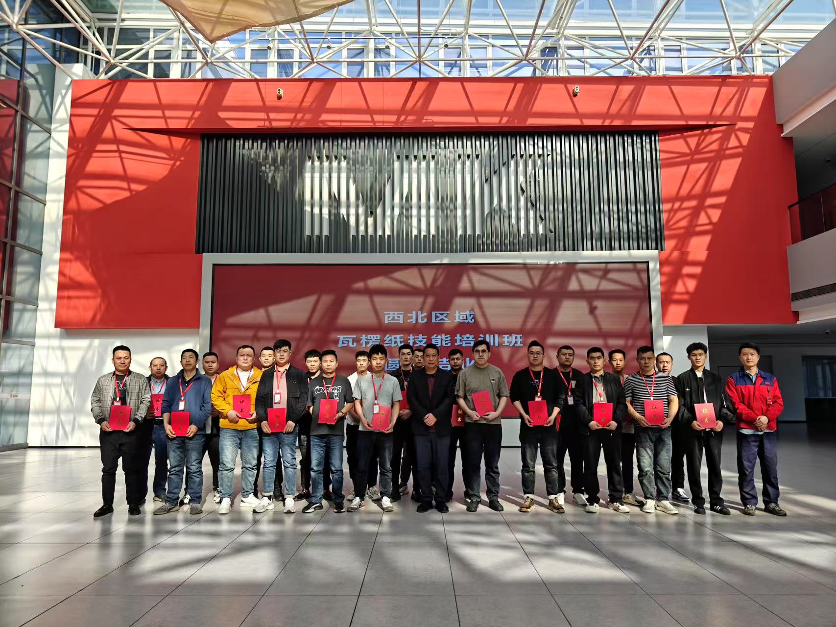 �����չ٣�����ģ��ѵ��Ӫ�������������г���ͻ�ƣ�